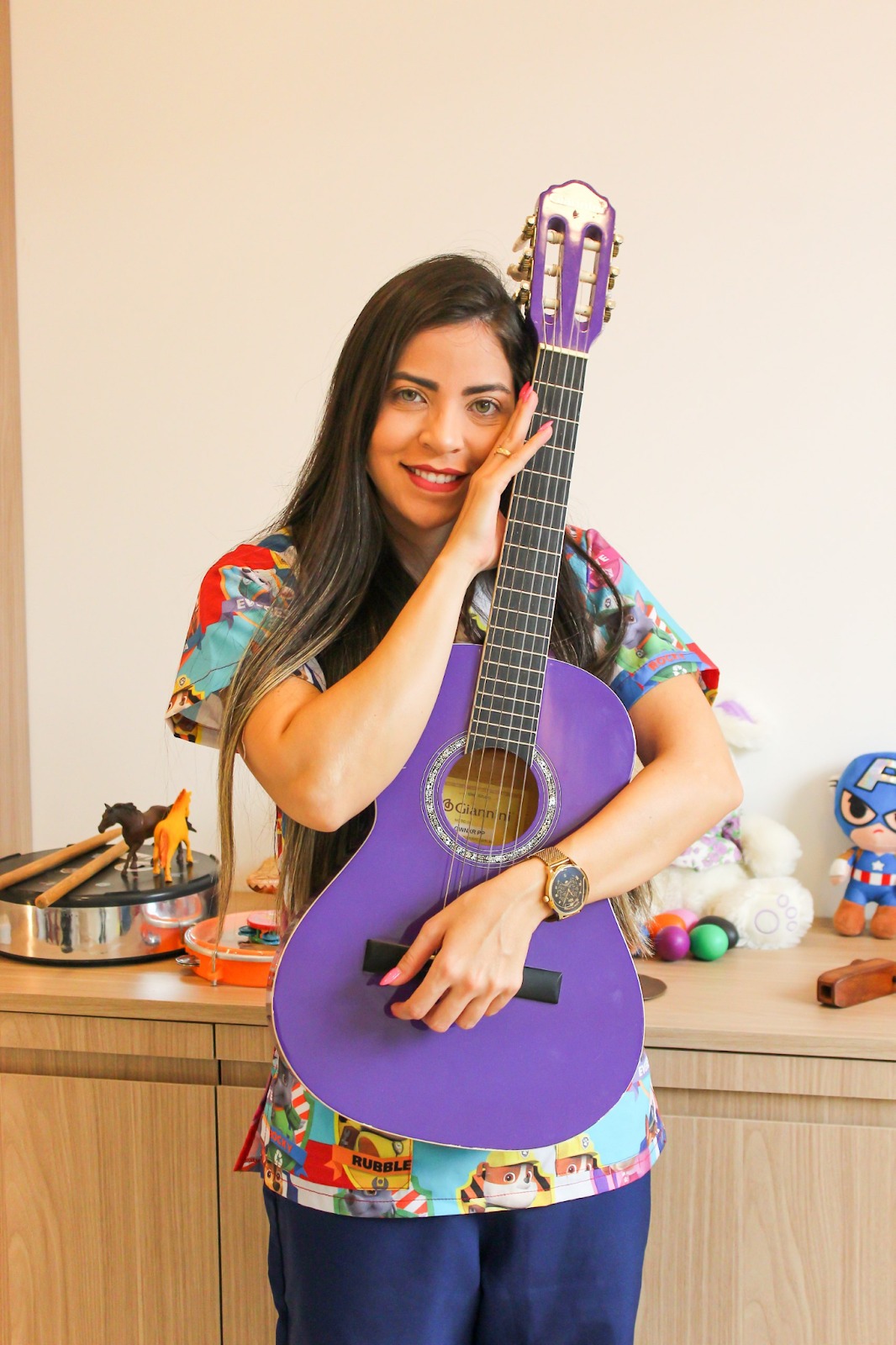 Foto: A musicoterapeuta Ingrid Torres, em seu setting musicoterápico.
