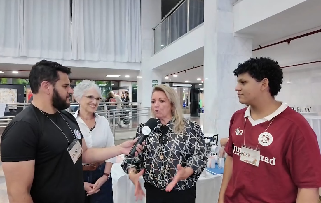 Na mesma ocasião um dos nossos adolescentes, o Gabriel Santos, participou da exposição, apresentando seu lindo trabalho feito a mão, os bonecos Funkos, que foi sucesso de vendas e encomendas, durante a Feira.